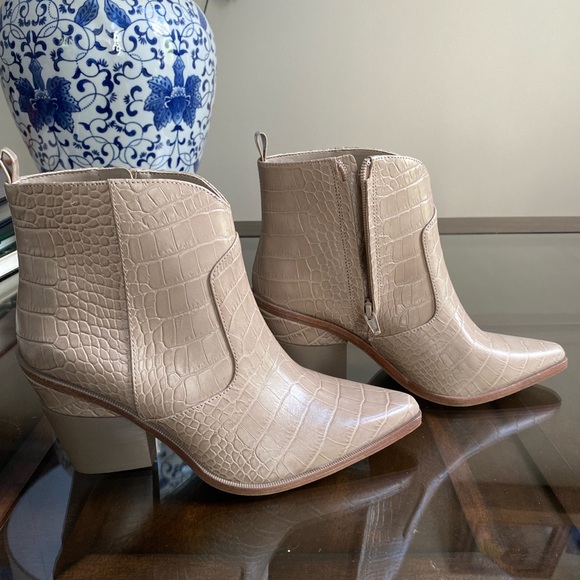 Gianni Bini
Maelyie Croc Embossed Western Booties. - Picture 3 of 10